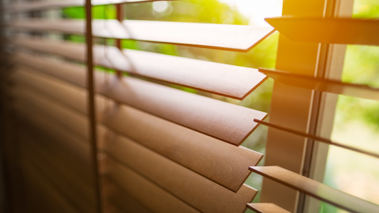 
										Persiane in legno con nastri
																						